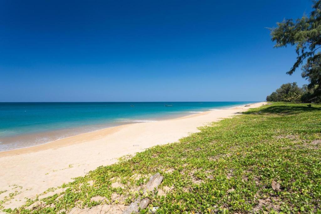 Royal Lee Resort And Spa Nai Yang Beach Exteriör bild