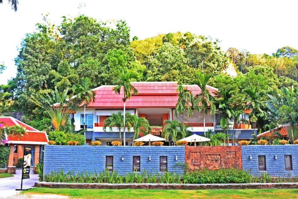 Royal Lee Resort And Spa Nai Yang Beach Exteriör bild