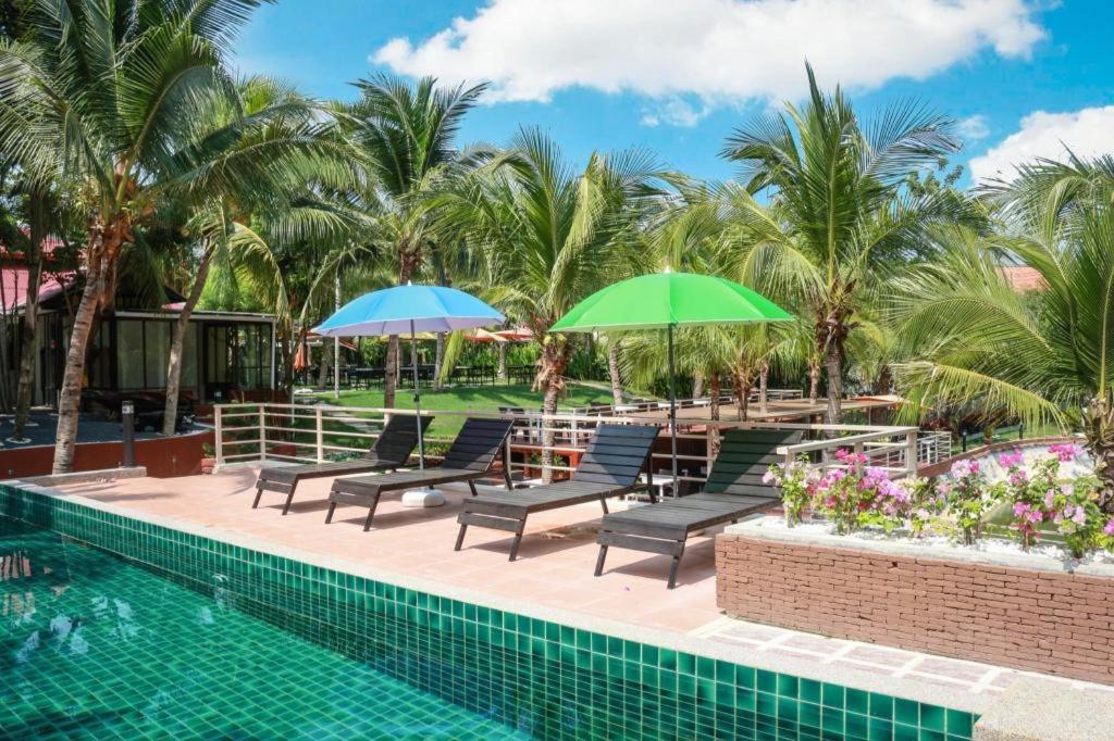 Royal Lee Resort And Spa Nai Yang Beach Exteriör bild