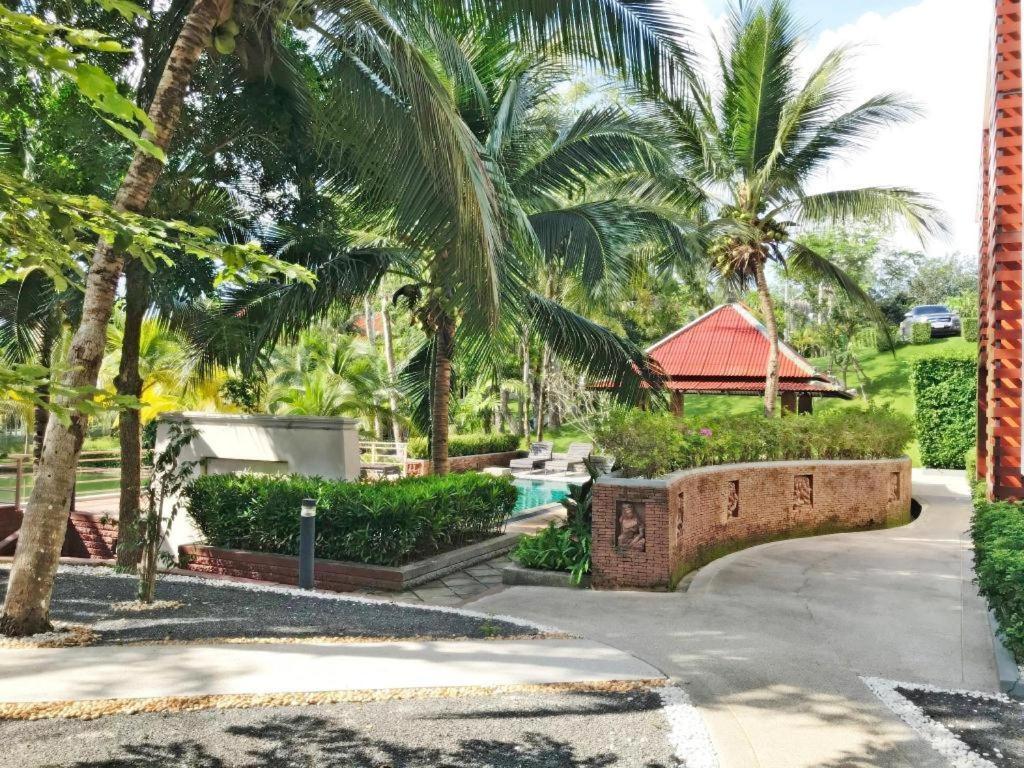 Royal Lee Resort And Spa Nai Yang Beach Exteriör bild