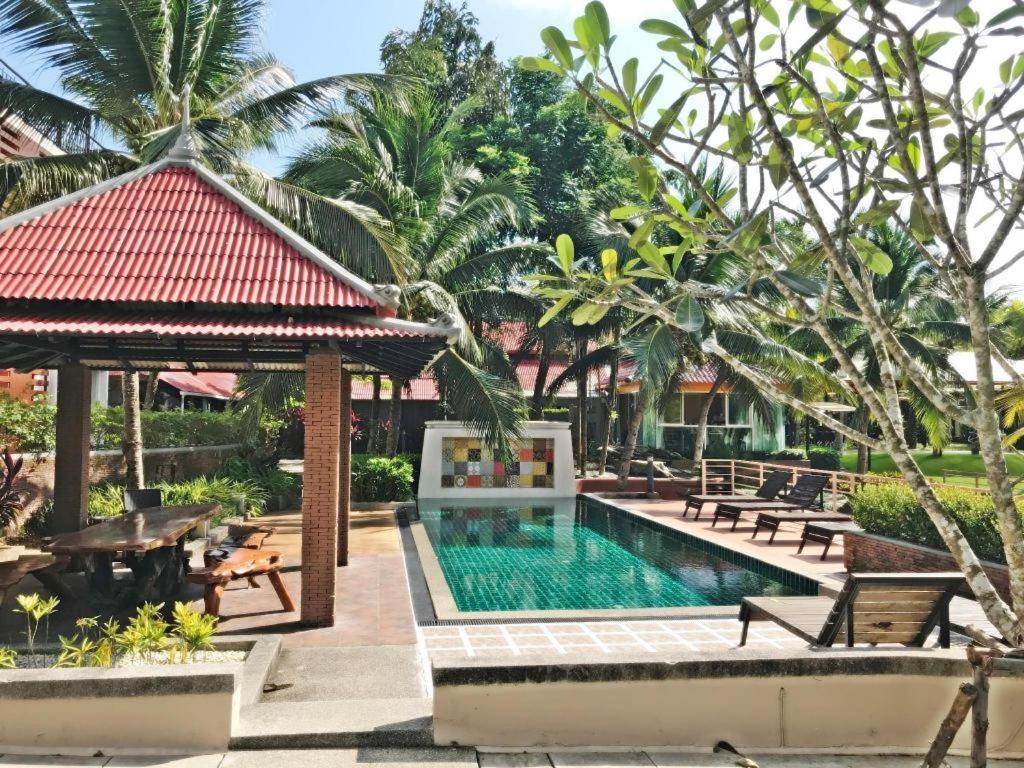 Royal Lee Resort And Spa Nai Yang Beach Exteriör bild