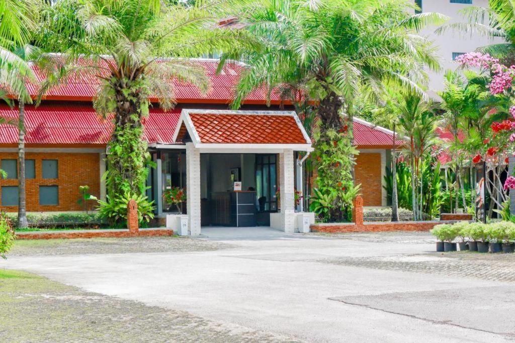 Royal Lee Resort And Spa Nai Yang Beach Exteriör bild