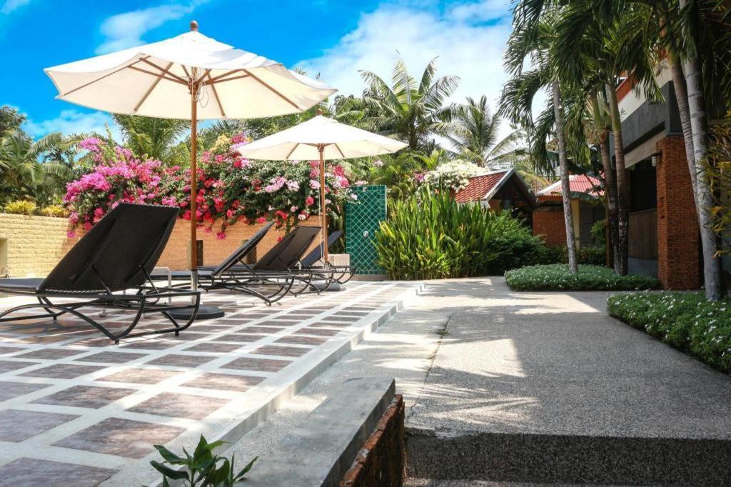 Royal Lee Resort And Spa Nai Yang Beach Exteriör bild