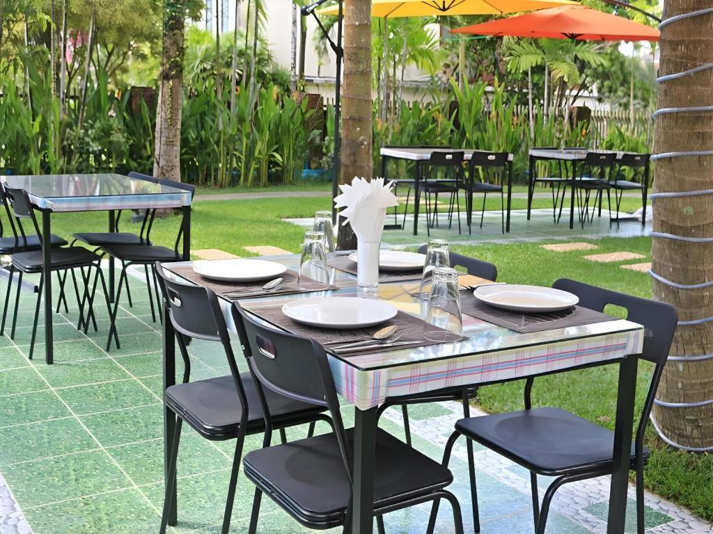 Royal Lee Resort And Spa Nai Yang Beach Exteriör bild