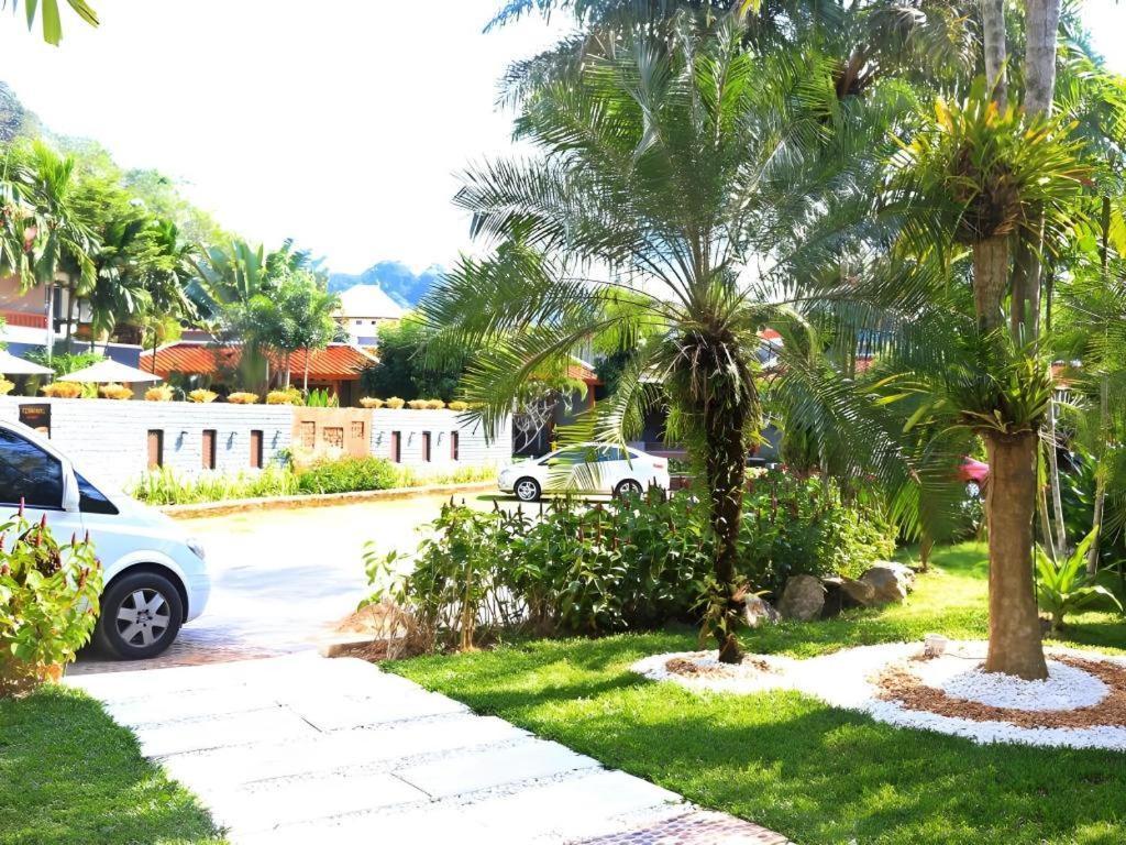 Royal Lee Resort And Spa Nai Yang Beach Exteriör bild
