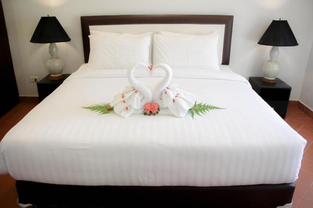 Royal Lee Resort And Spa Nai Yang Beach Exteriör bild